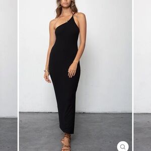 Elegant Black One-Shoulder Maxi Dress